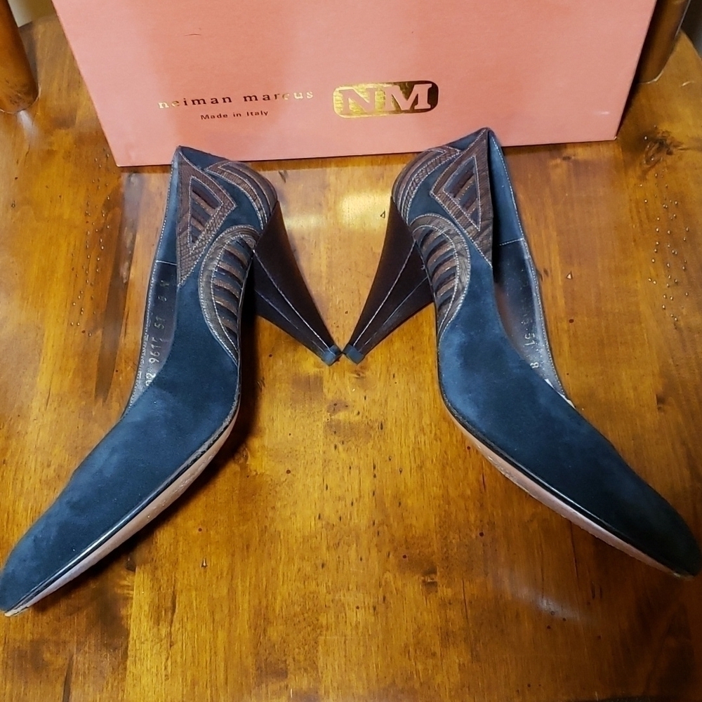 VTG Neiman Marcus Kenna Italian Made Black Suede Heel Pumps EUC 8N in Box